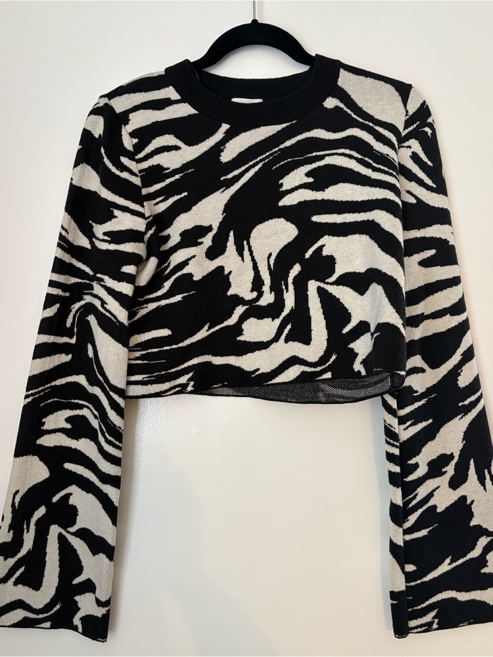 H&M Black and Cream Zebra-Pattern Long Sleeve Crop Top